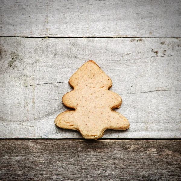 Galleta casera en forma de árbol de Navidad sobre fondo de madera — Foto de Stock