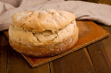 ahşap zemin üzerine ev yapımı, taze ekmek