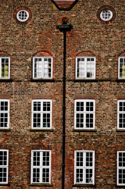 York mimarisi. Windows ile eski tuğla ev.