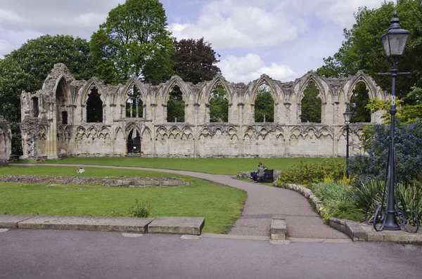 La ruina de la Abadía de St Marys, vista del viejo muro en York, Inglaterra, Reino Unido —  Fotos de Stock