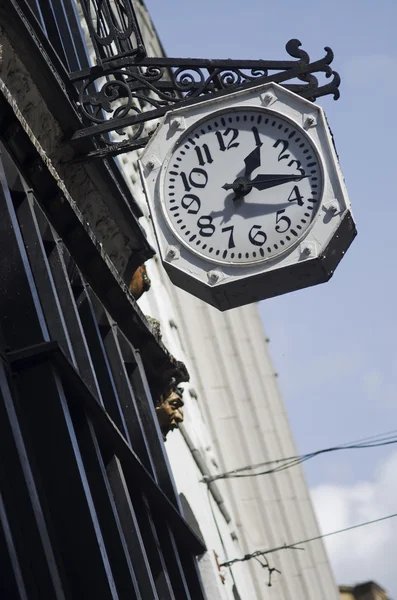 Old city street clock on a house wall and sky at far, York, Royaume-Uni, Europe — Photo