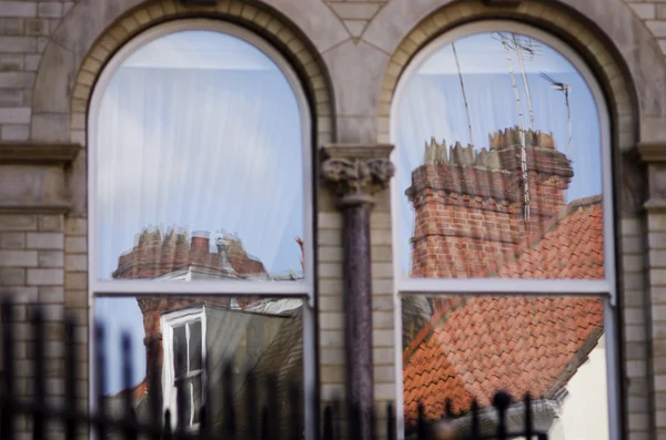 Arquitectura en York.Hermosa casa antigua con reflejos en ventanas . — Foto de Stock