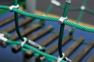 Demir İpleri çocuk örümcek web vida ile ortak noktası. Detayını çapraz yeşil halat tırmanma açık ekipman emniyet.