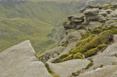 Yeşil alanların görünümünü oluşumu Peak District Milli Parkı Derbyshire İngiltere'de uzak manzara bir doğal kayalar