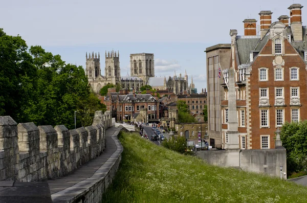 Cidades Fortificadas, York Bar Walls com York Minster em segundo plano, York, Reino Unido — Fotografia de Stock