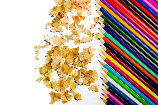Primer plano plano de lápiz de colores lápices de colores y lápices de colores virutas sobre fondo blanco —  Fotos de Stock