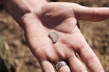 arkeolojik arka plan üzerinde elinde tarihi, eski, kırık, Germen sikke