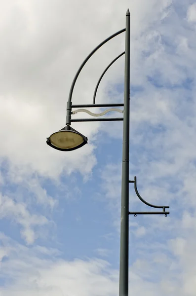 Luz de rua com belo fundo azul céu. Pólo da lâmpada . — Fotografia de Stock