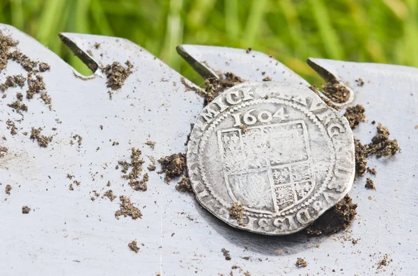 老，重创银币上一把铁锹，用金属探测器发现在生活挖公开. — 图库照片