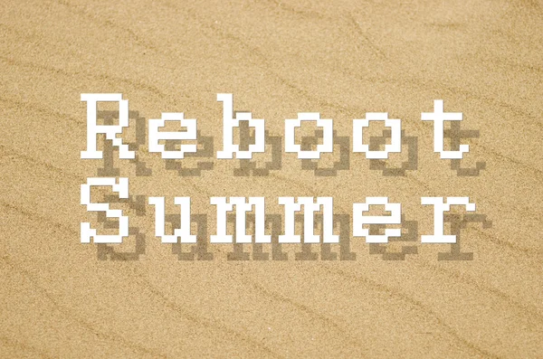 Reboot zomer geschreven op geel zand achtergrond. — Stockfoto