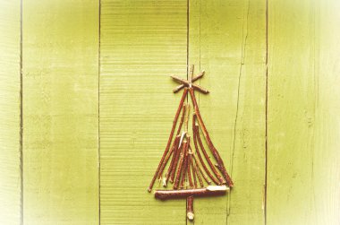 Noel ağacı kuru sopa ahşap, parlak zemin üzerine yapılan.