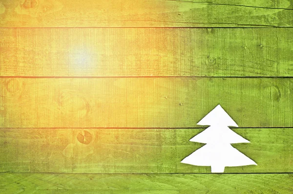 Vánoční strom z plsti na zelené dřevěné pozadí. Světlé slunečné světlo obraz. — Stock fotografie