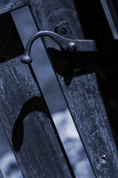 Portão fechado de madeira no país.Velho portão de madeira fechadura close-up em branco e preto . — Fotografia de Stock