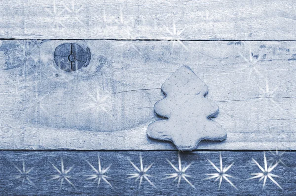 Ялинкове печиво на дерев'яному фоні. Зображення снігу. Новорічний ялинковий орнамент . — стокове фото
