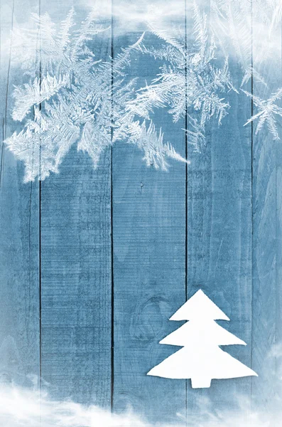 Arbre de Noël blanc en feutre sur fond bleu en bois. Flocs de neige image. Décoration d'arbre de Noël, artisanat . — Photo