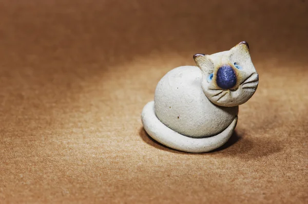 Figurinha de cerâmica bonito gato branco — Fotografia de Stock