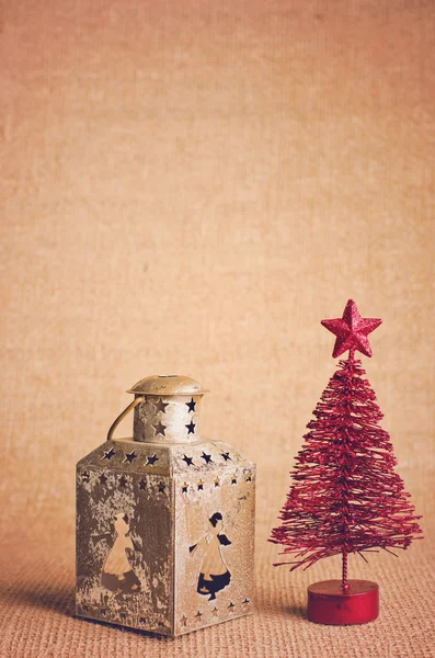 레드 크리스마스 트리, 복사 오렌지 공간 배경으로 오래 된 금속 랜 턴. — 스톡 사진