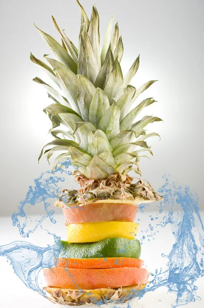 Pilha de diferentes fatias de frutas salpicadas pela água, conceito para cuidados de saúde, pimenta seca (shrivel), tampo de abacaxi seco . — Fotografia de Stock