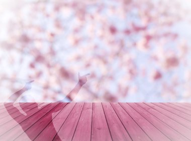 Çiçek açan ağaçlar ile ürün görüntü montajı için bokeh arka plan boş Perspektif ahşap üzerinde bulanık. Gölge güzellik işaret eden bir adamın.