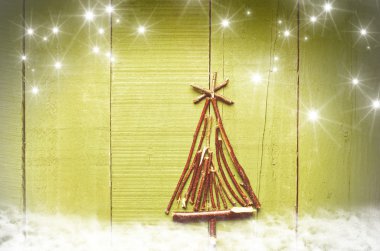 Noel ağacı kuru sopa ahşap, yeşil, karlı parlak zemin üzerine yapılan.