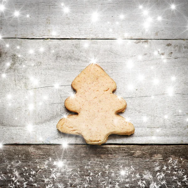 Vánoční strom sušenku na šedém pozadí dřevěná. Hvězdy sněhu a sníh flaks obraz. Vánoční strom ornament. — Stock fotografie