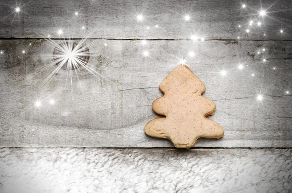 Galleta de árbol de Navidad sobre fondo de madera gris. Estrellas nieve y nieve flaks imagen. Adorno del árbol de Navidad . — Foto de Stock