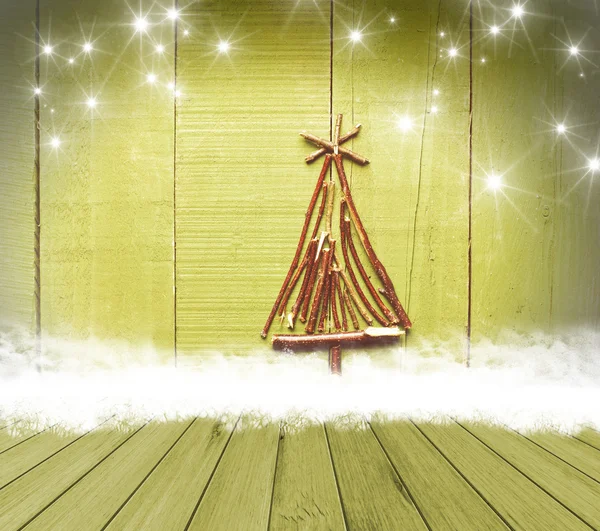 Albero di Natale organizzato da bastoni su tavolo di legno vuoto su sfondo verde scintillante. Montaggio pronto per l'esposizione del prodotto . — Foto Stock