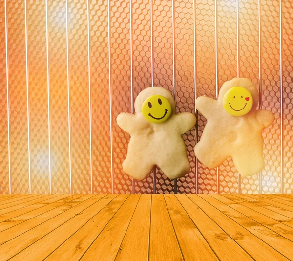 Mesa de cubierta de madera amarilla vacía con galletas de Navidad, shortbread con caras sonrientes en horno caliente. Listo para montaje en pantalla de producto — Foto de Stock