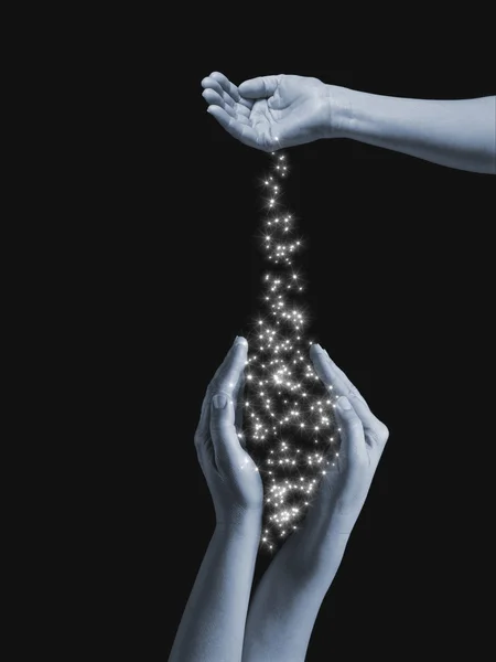 Mujer derramándose de las manos a otras manos brillantes estrellas brillantes sobre fondo negro . —  Fotos de Stock