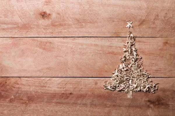 톱 밥, 나무 칩 나무 배경에서 배열 하는 간단한 크리스마스 트리. — 스톡 사진