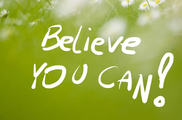 ¡Cree que puedes! escrito a mano sobre la naturaleza real fondo verde  . —  Fotos de Stock