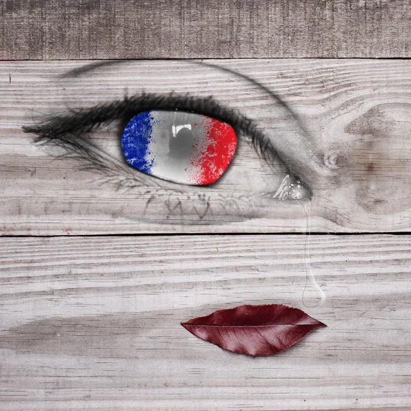 Francuski flagę na źrenicy oka z LZA, realistyczne usta na drewniany szary tło. — Zdjęcie stockowe