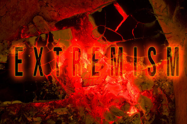 Слово экстремизм написано на красной горячей древесины уголь детали в месте пожара
.