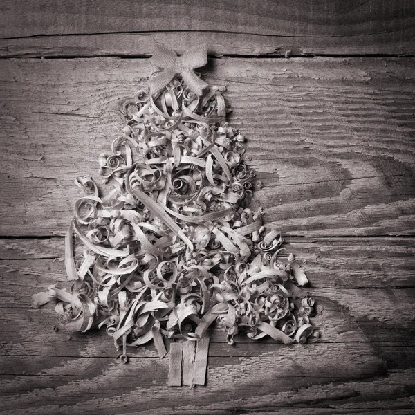 Jednoduchá vánoční strom uspořádány od piliny, dřevěné štěpky na grey — Stock fotografie
