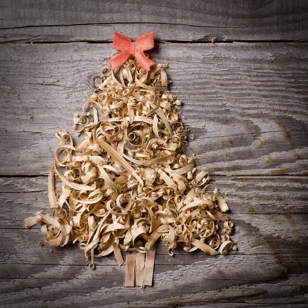 Albero di Natale semplice organizzato da segatura, trucioli di legno su legno — Foto Stock