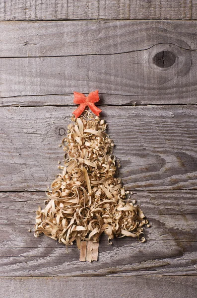 Albero di Natale semplice organizzato da segatura, trucioli di legno su legno — Foto Stock