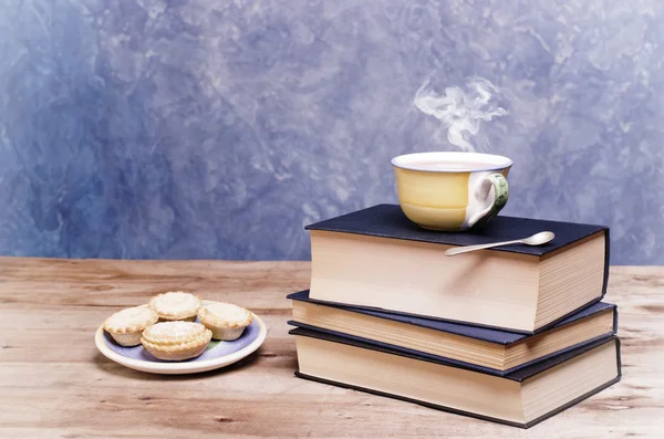 Alte Vintage-Bücher, Teller mit Hackfleischkuchen und Tasse Tee mit — Stockfoto