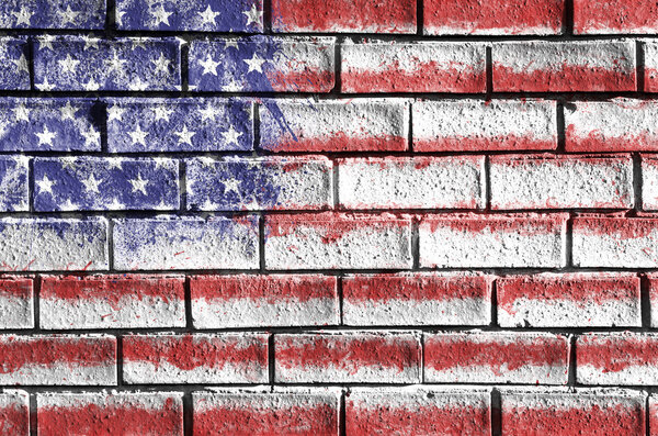 Флаг Соединенных Штатов Америки нарисован на гранж-кирпиче
