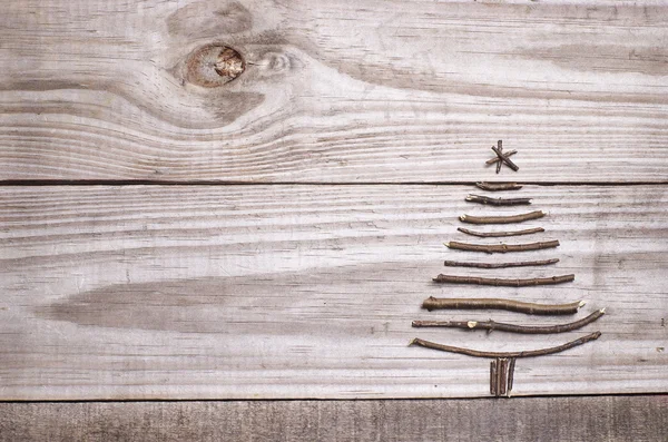 막대기, 나뭇가지, 나무 회색 배경에 유 목에서 배열 하는 크리스마스 트리. — 스톡 사진