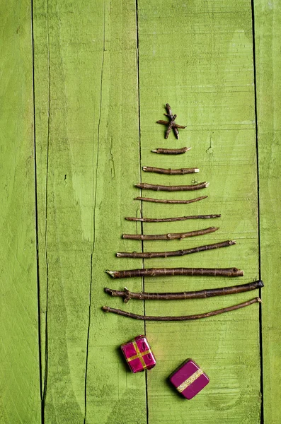 막대기, 나뭇가지, 나무 녹색 배경에 유 목에서 배열 하는 크리스마스 트리. — 스톡 사진