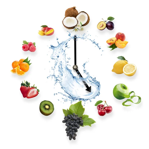 Reloj dispuesto a partir de frutas sanas salpican por el agua aislada sobre fondo blanco. Reloj de comida con frutas. Concepto de comida saludable . — Foto de Stock