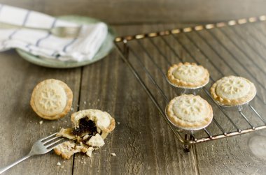 Taze ev yapımı kıymalı börek soğutma bir raf üzerinde. Ahşap arka plan üzerinde Noel geleneksel gıda.