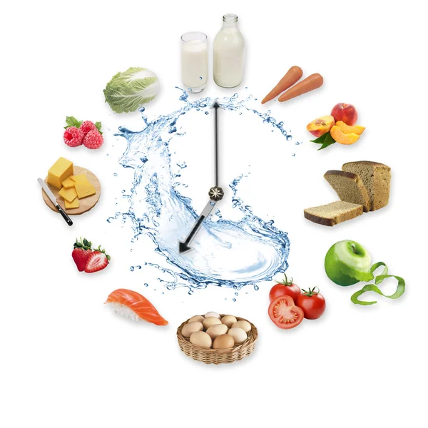 Beyaz arka plan üzerinde izole su sağlıklı gıda ürünleri splash düzenlediği saat. Sağlıklı gıda kavramı.
