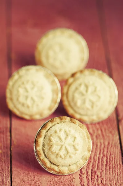 Festlig shortcrust bakverk köttfärs pajer. En söt paj, atraditional rik festlig mat på röda trä bakgrund. — Stockfoto