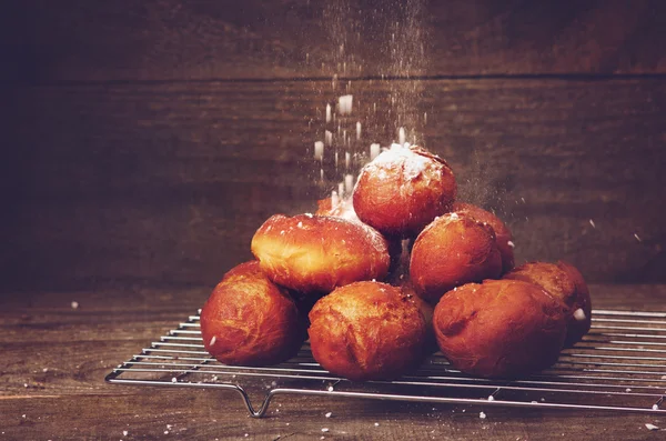 Donuts assados em rack de refrigeração. Quinta-feira gorda — Fotografia de Stock