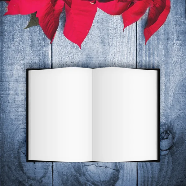 Fleur de Noël poinsettia rouge sur fond en bois. Carnet ouvert avec espace de copie . — Photo