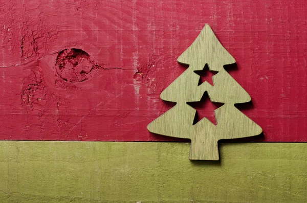 Simple árbol de Navidad verde con estrellas sobre un fondo de madera verde y rojo . — Foto de Stock