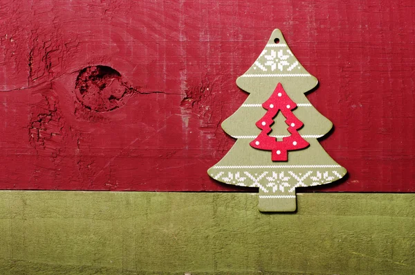 나무 녹색, 빨간색 배경에 간단한 녹색 크리스마스 트리 — 스톡 사진