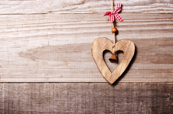 Cuore in legno con decorazione a campana su sfondo di quercia vintage, spazio per il tuo testo . — Foto Stock