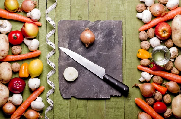 Frisches Gemüse und Obst vor historischem Hintergrund - Entgiftung, Diät oder gesundes Ernährungskonzept — Stockfoto